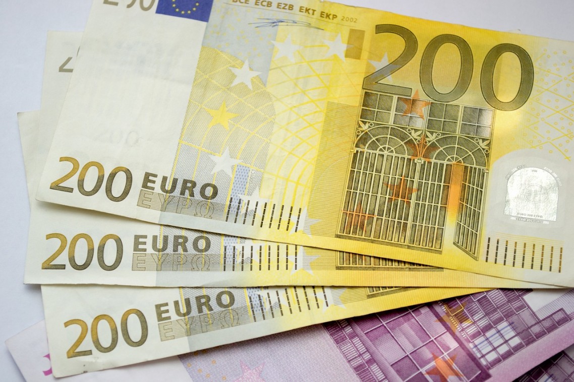 Blumberg: Dolar može delimično ustupiti poziciju glavne rezervne valute evru